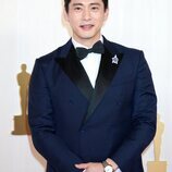 Teo Yoo en la alfombra roja de los premios Oscar 2024