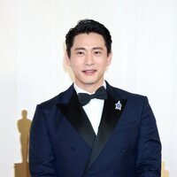 Teo Yoo en la alfombra roja de los premios Oscar 2024