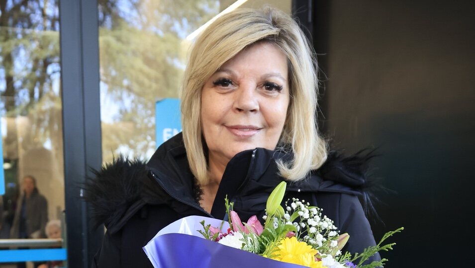 Terelu Campos, con un ramo de flores a su salida del hospital