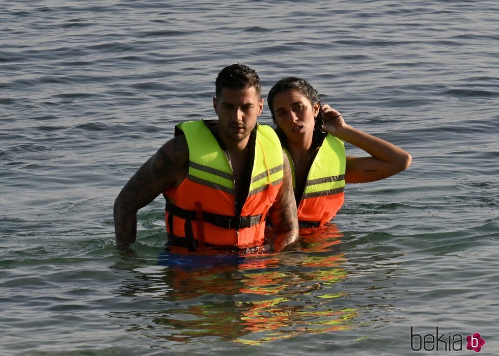 Claudia Martínez y Mario González llegando a playa en la primera gala de 'Supervivientes 2024'