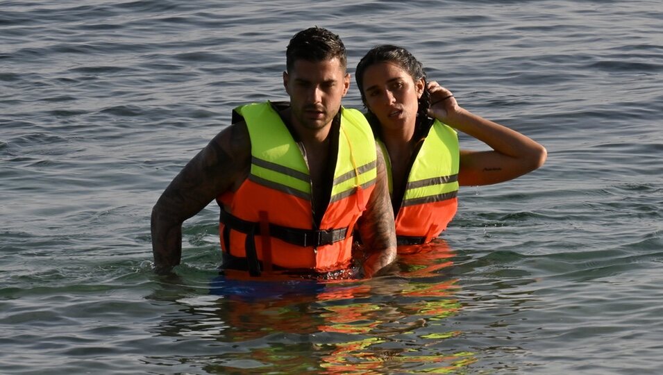 Claudia Martínez y Mario González llegando a playa en la primera gala de 'Supervivientes 2024'