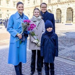 Victoria y Daniel de Suecia con sus hijos en el Día del Nombre en honor a Victoria de Suecia