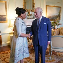 El Rey Carlos III saluda a la Secretaria General de la Commonwealth en una audiencia en Buckingham Palace