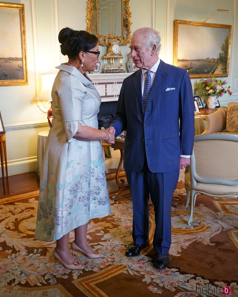 El Rey Carlos III saluda a la Secretaria General de la Commonwealth en una audiencia en Buckingham Palace