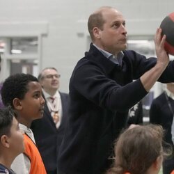 El Príncipe Guillermo jugando al baloncesto en un centro juvenil