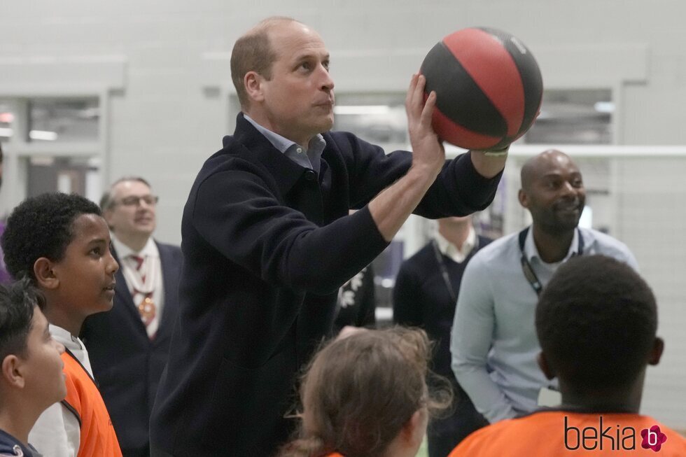 El Príncipe Guillermo jugando al baloncesto en un centro juvenil