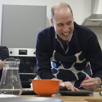 El Príncipe Guillermo, muy sonriente decorando unas galletas en un centro juvenil en Hammersmith y Fulham