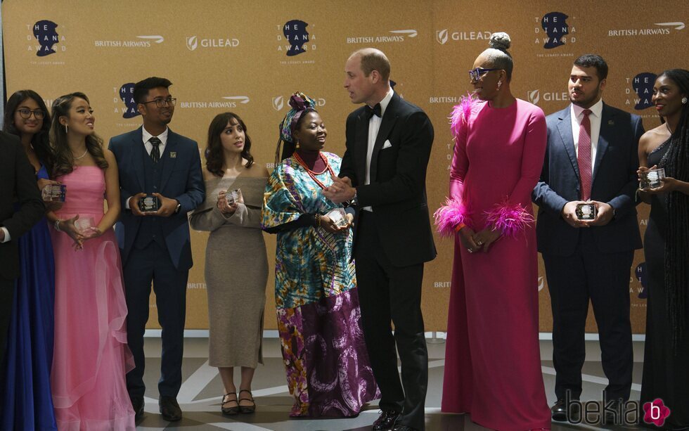 El Príncipe Guillermo hablando con los ganadores del Diana Award 2024