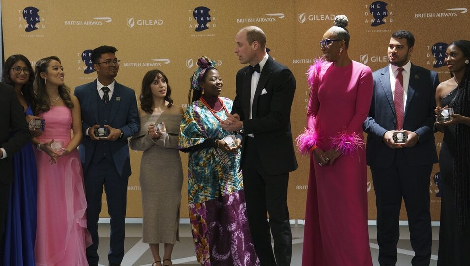 El Príncipe Guillermo hablando con los ganadores del Diana Award 2024
