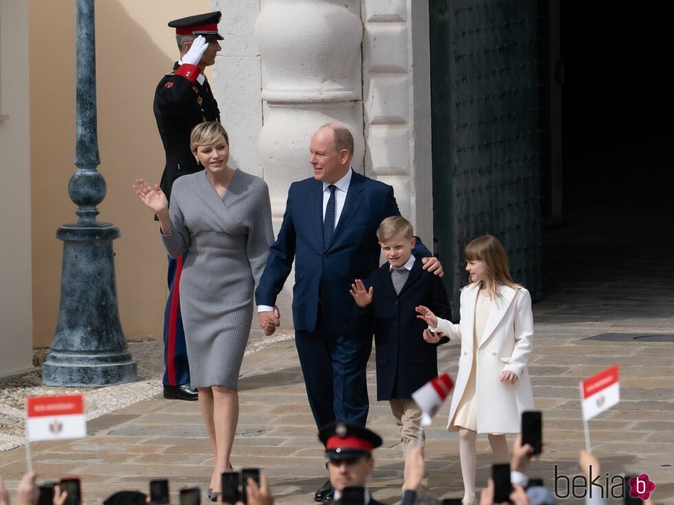 Alberto y Charlene de Mónaco y sus hijos en el 66 cumpleaños de Alberto de Mónaco