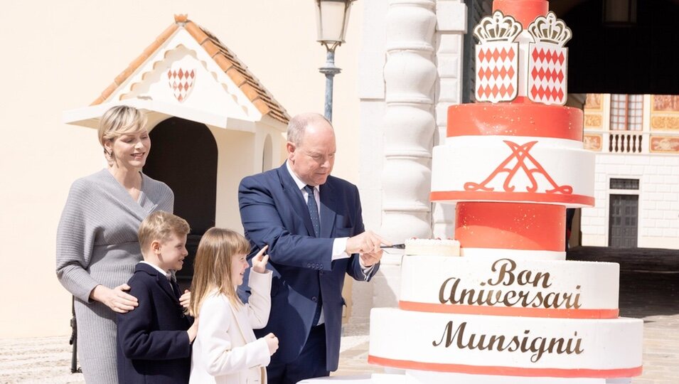 Alberto de Mónaco cortando su tarta de cumpleaños ante Charlene de Mónaco y sus hijos