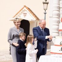 Alberto de Mónaco cortando su tarta de cumpleaños ante Charlene de Mónaco y sus hijos