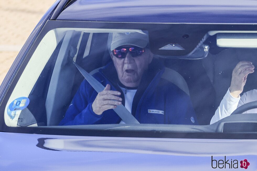 El Rey Juan Carlos, con cara de susto en el coche en Sanxenxo