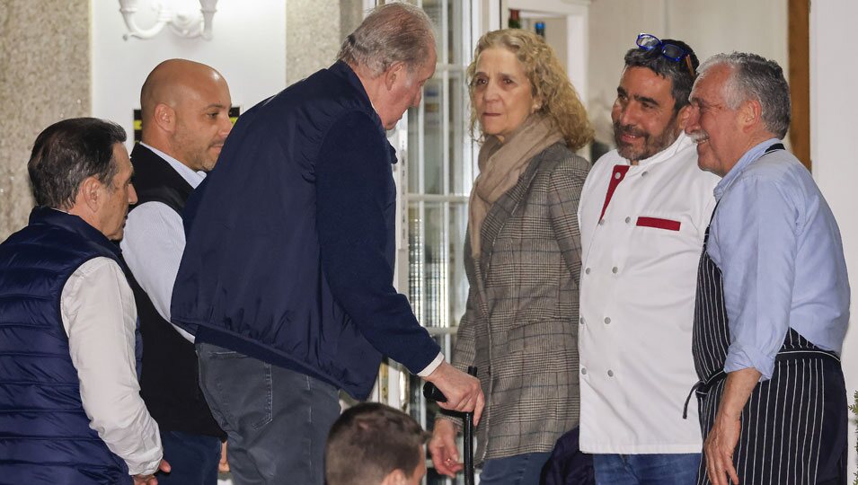 El Rey Juan Carlos y la Infanta Elena tras una cena en Cambados