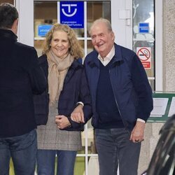 El Rey Juan Carlos y la Infanta Elena, cogidos del brazo tras una cena en Cambados