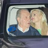 El Rey Juan Carlos, Cristina Franze y la Infanta Elena en el coche tras una cena en Cambados