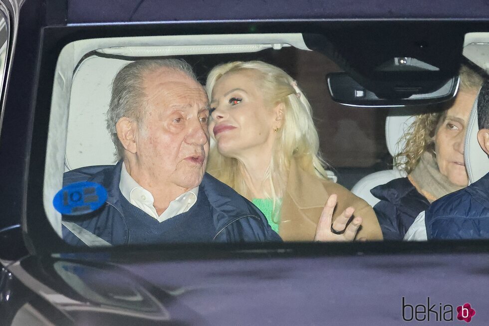 El Rey Juan Carlos, Cristina Franze y la Infanta Elena en el coche tras una cena en Cambados