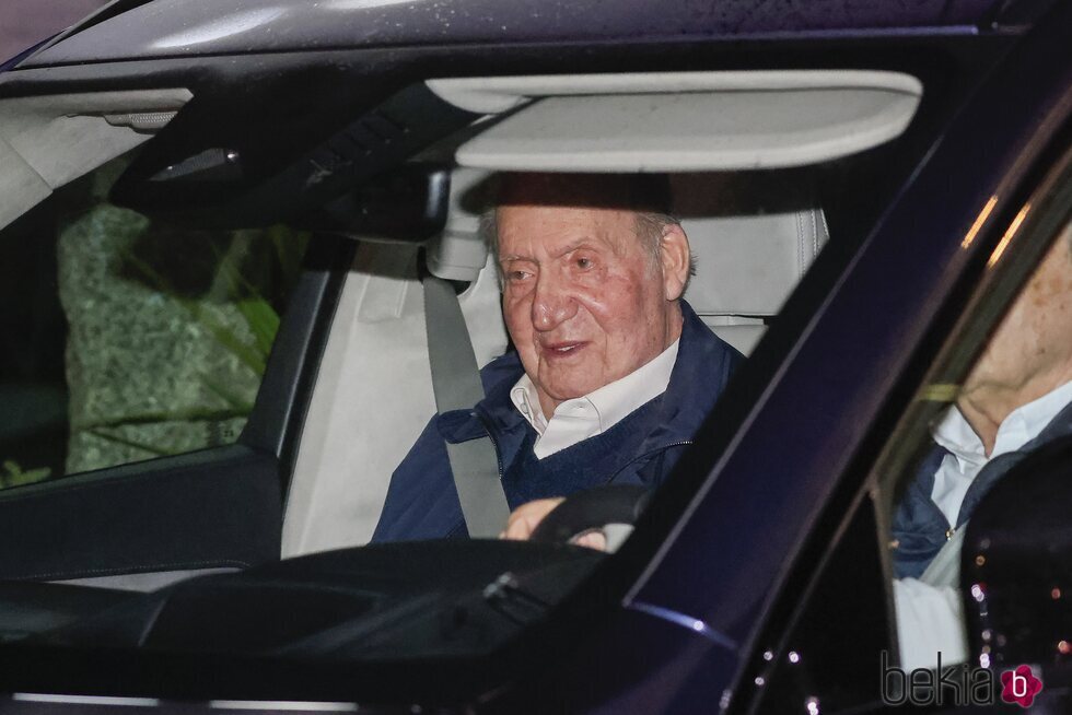 El Rey Juan Carlos en coche tras una cena en Cambados