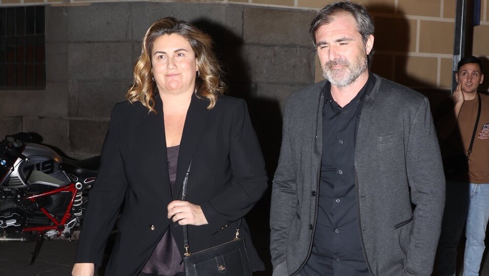 Carlota Corredera y su marido en el funeral de la madre de Joaquín Torres