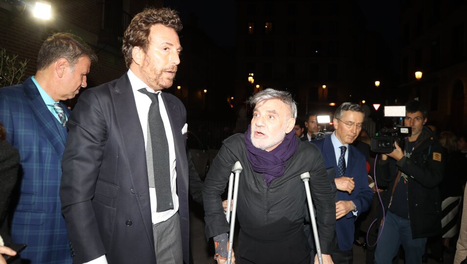 Raúl Prieto y Joaquín Torres charlan en el funeral de la madre del arquitecto