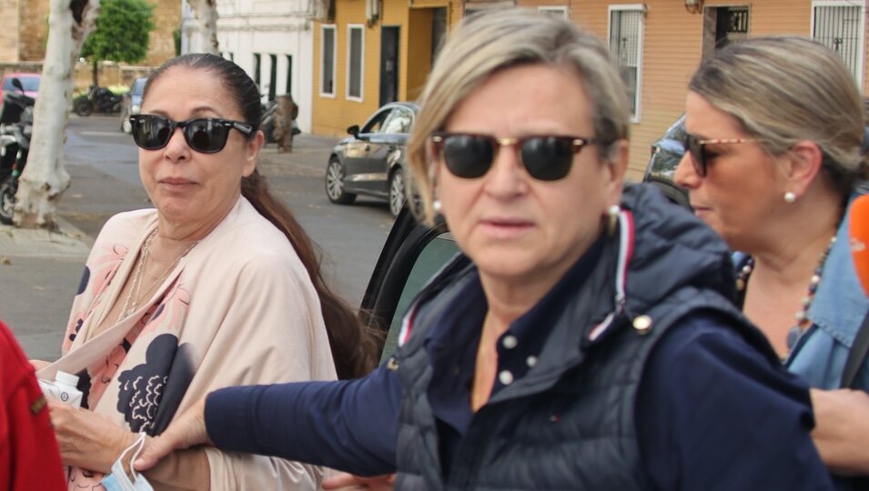 Isabel Pantoja con su amiga Mariló en Cádiz