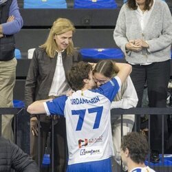 Johanna Zott y Pablo Urdagnarin se abrazan ante la atenta mirada de la Infanta Cristina