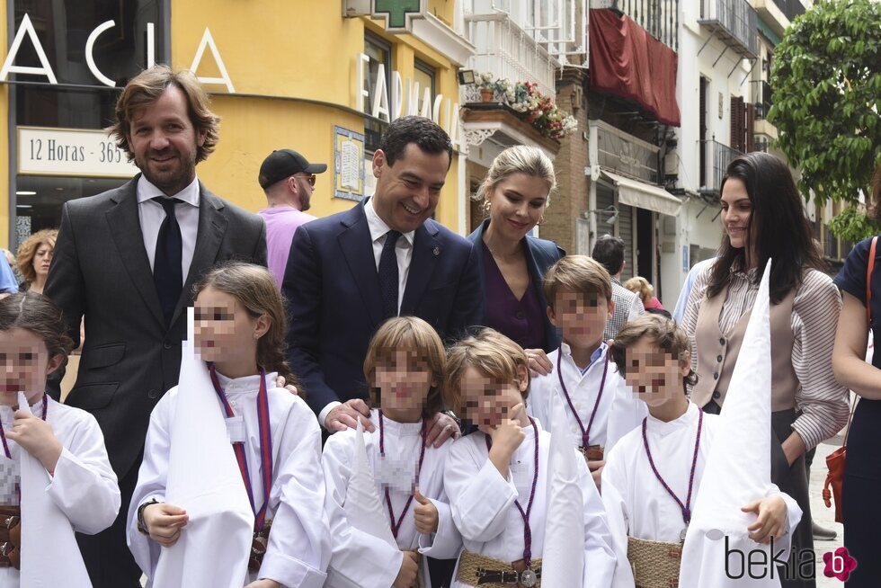 Rosauro Varo, Amaia Salamanca, sus hijos y el Presidente de la Junta de Andalucía Juanma Moreno Bonilla