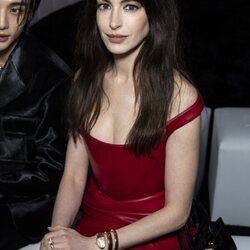 Anne Hathaway en el desfile de Versace durante la Milan Fashion Week 2024