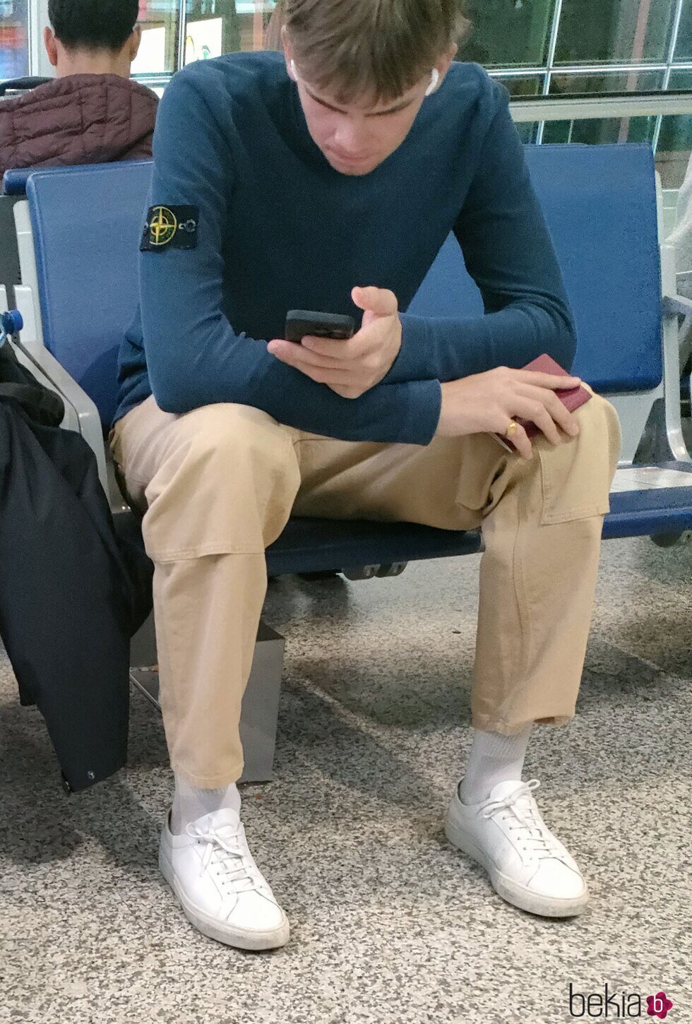 Miguel Urdangarin mirando el móvil en el aeropuerto de Ginebra