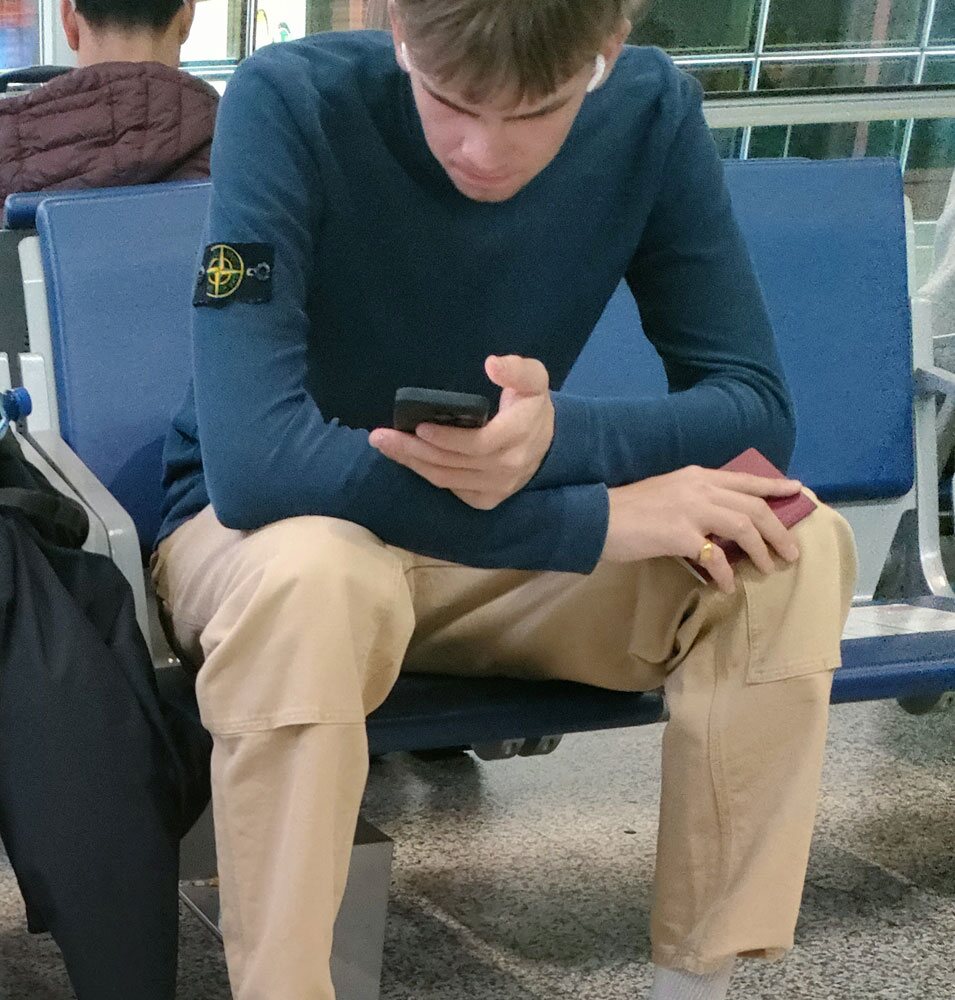 Miguel Urdangarin mirando el móvil en el aeropuerto de Ginebra