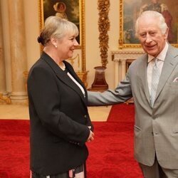 El Rey Carlos III, muy animado en un acto oficial en Buckingham Palace