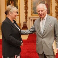 El Rey Carlos III, muy animado en un acto oficial en Buckingham Palace