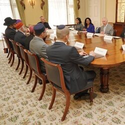 El Rey Carlos III en una reunión con líderes comunitarios y religiosos