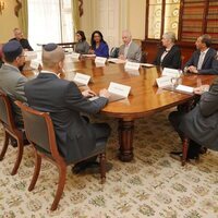 El Rey Carlos III en una reunión con líderes comunitarios y religiosos