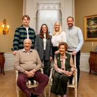 Harald y Sonia de Noruega, Haakon y Mette-Marit de Noruega y sus hijos en un posado por Pascua