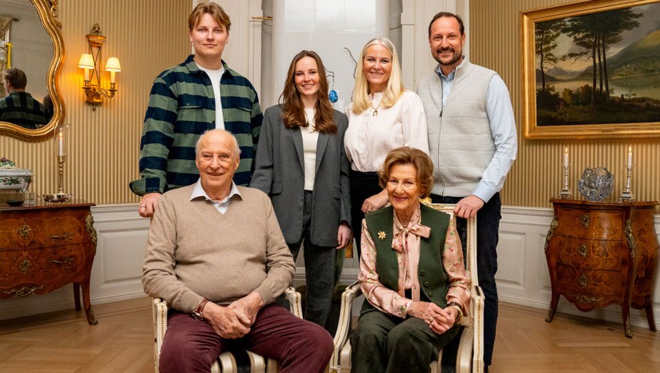 Harald y Sonia de Noruega, Haakon y Mette-Marit de Noruega y sus hijos en un posado por Pascua