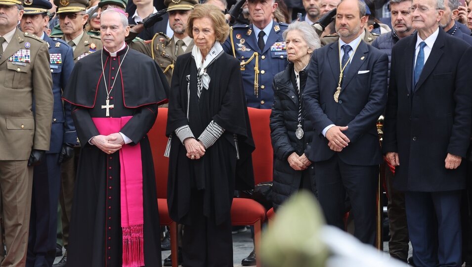 La Reina Sofía y su hermana Irene en la procesión del Cristo de Mena en la Semana Santa de Málaga 2024