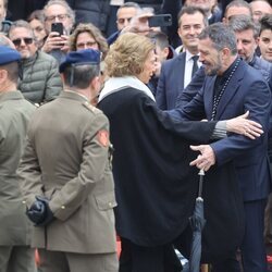 La Reina Sofía saluda a Antonio Banderas en la procesión del Cristo de Mena en la Semana Santa de Málaga 2024