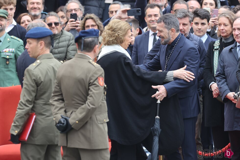 La Reina Sofía saluda a Antonio Banderas en la procesión del Cristo de Mena en la Semana Santa de Málaga 2024