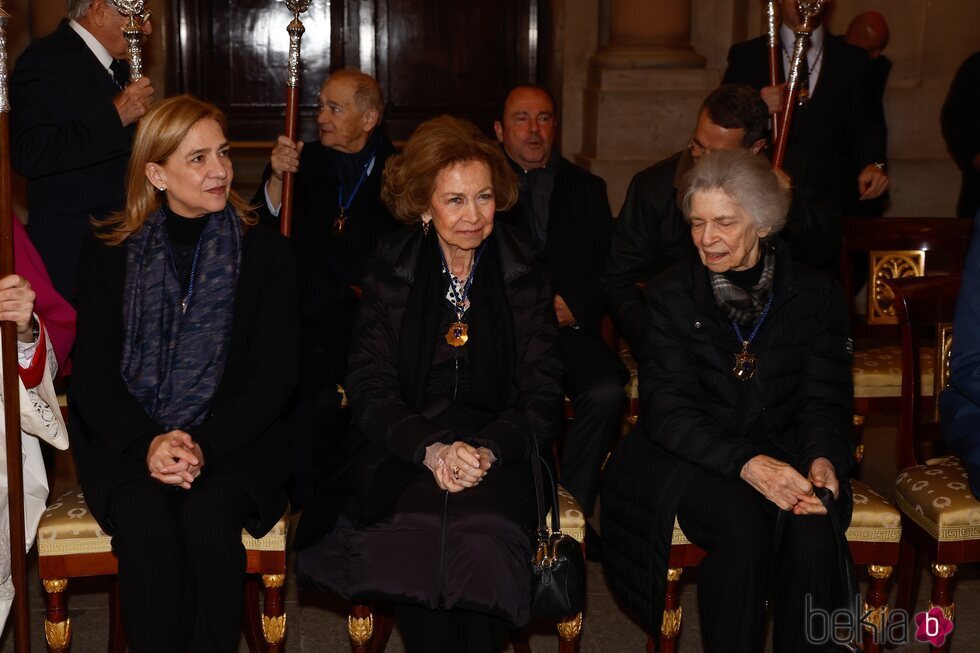 La Reina Sofía, Irene de Grecia y la Infanta Cristina en la procesión del Cristo de los Alabaderos en Madrid