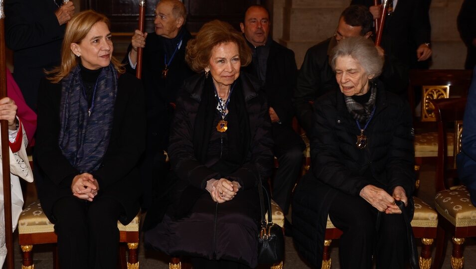 La Reina Sofía, Irene de Grecia y la Infanta Cristina en la procesión del Cristo de los Alabaderos en Madrid