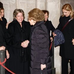 La Reina Sofía saluda a su sobrina Simoneta Gómez-Acebo en la procesión del Cristo de los Alabaderos en Madrid