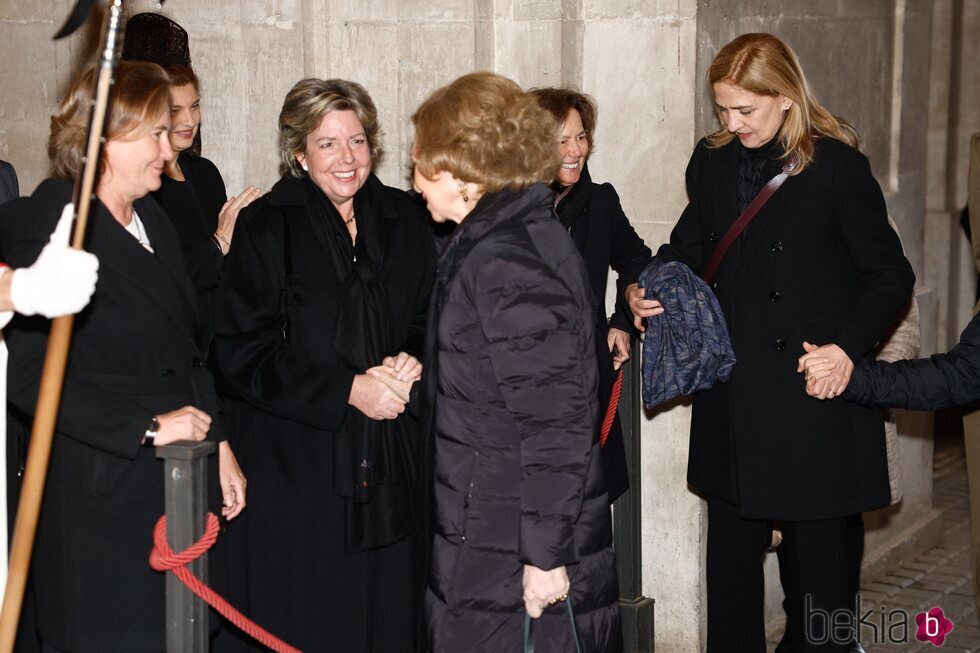 La Reina Sofía saluda a su sobrina Simoneta Gómez-Acebo en la procesión del Cristo de los Alabaderos en Madrid