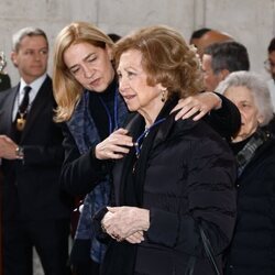 La Infanta Cristina, muy pendiente de la Reina Sofía en la procesión del Cristo de los Alabaderos en Madrid