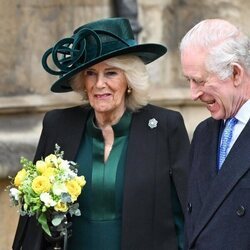 El Rey Carlos III, muy sonriente junto a la Reina Camilla en la Misa de Pascua 2024