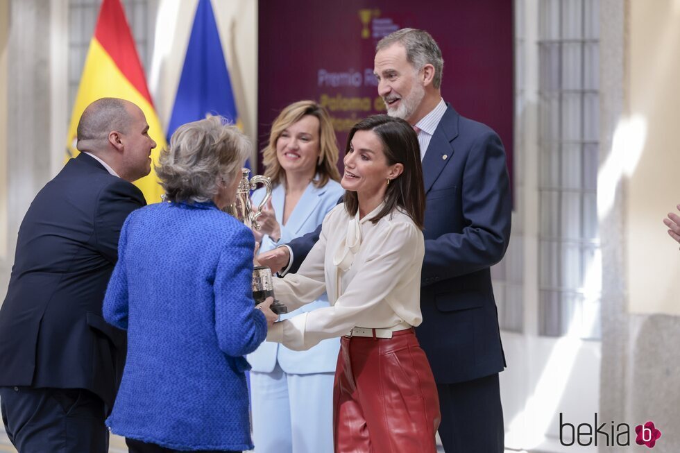Los Reyes Felipe y Letizia entregan el Premio Reina Sofía a Antonio Pampliega y Paloma del Río en los Premios Nacionales del Deporte 2022