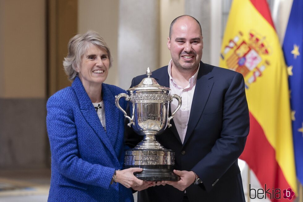 Paloma del Río y Antonio Pampliega con el Premio Reina Sofía en los Premios Nacionales del Deporte 2022