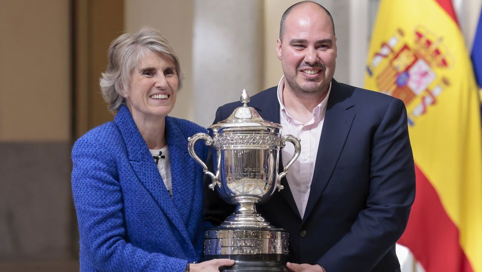 Paloma del Río y Antonio Pampliega con el Premio Reina Sofía en los Premios Nacionales del Deporte 2022