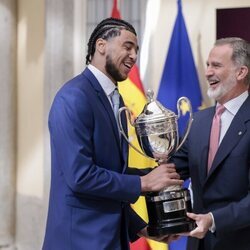 El Rey Felipe VI entrega el Premio Princesa Leonor a Izan Almansa en los Premios Nacionales del Deporte 2022