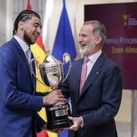 El Rey Felipe VI entrega el Premio Princesa Leonor a Izan Almansa en los Premios Nacionales del Deporte 2022